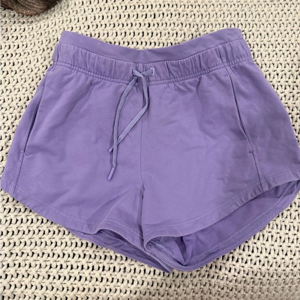 Lululemon inner glow shorts 3in size 4